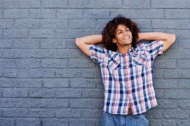 gri duvara karşı duran adam 