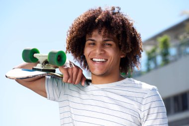 Kaykaylı Gülümseyen Adam