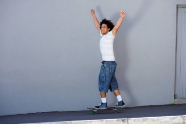 adam kollarını kaldırdı kaykay