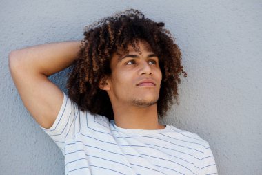 Adam başka tarafa bakıyor. 