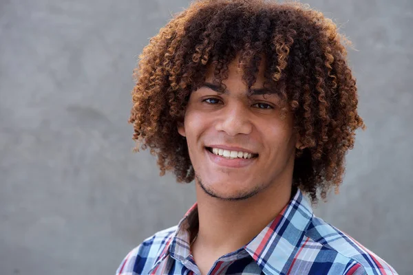 Glimlachende man met krullend haar — Stockfoto