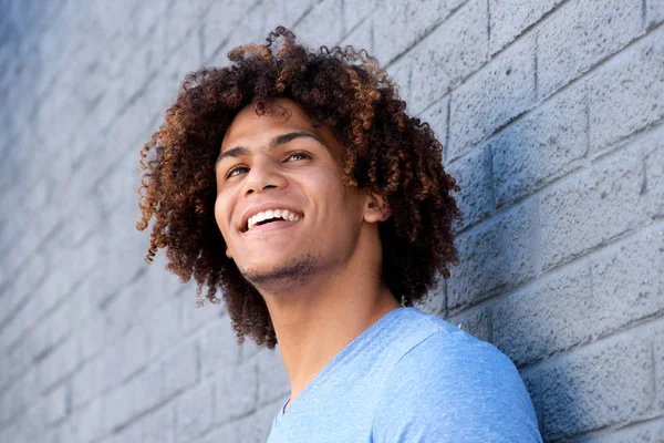 Hombre con el pelo rizado sonriendo —  Fotos de Stock