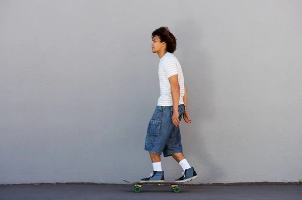 Jongeman skateboarden buiten — Stockfoto