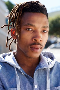 adam bakarak dreadlocks ile