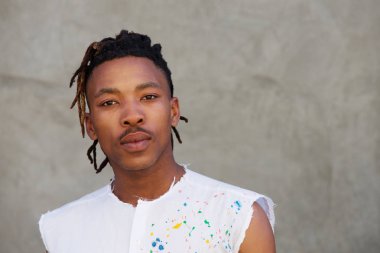 dreadlocks ile ciddi siyah adam 