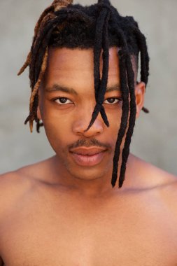 gömleksiz adam dreadlocks ile