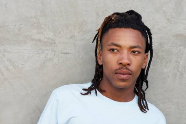 adam karşılaşmasına dreadlocks ile 