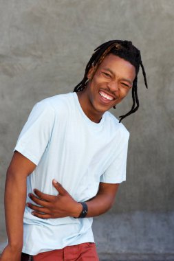  adam sevinçle gülüyor dreadlocks ile