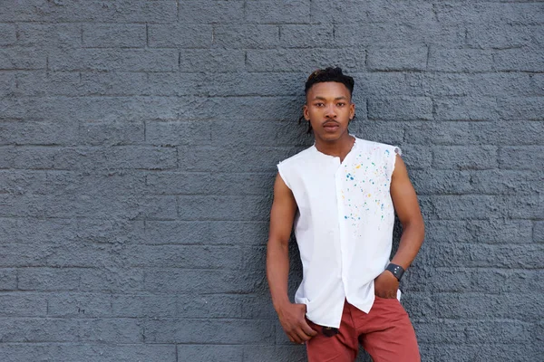 Homme appuyé contre le mur gris — Photo