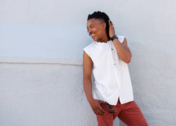 Homme avec dreadlocks sourire à l'extérieur — Photo