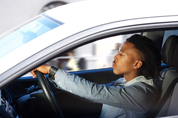 Africký muž řidičské auto — Stock fotografie