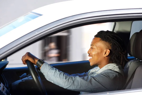 Africký muž řidičské auto — Stock fotografie