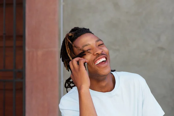 Man laughing and talking on cellphone — Stock Photo, Image