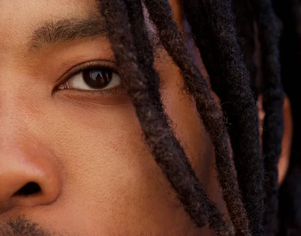 Hombre africano con rastas — Foto de Stock