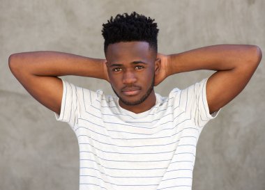 Eller başının arkasında duran adam 