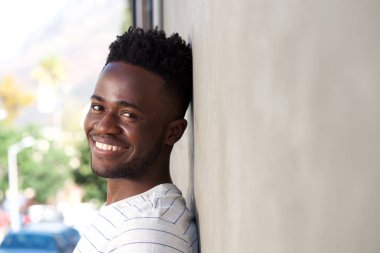 adam duvara yaslanmış