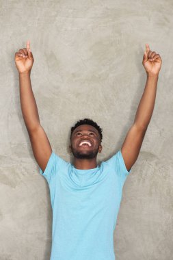 adam uzanmış kolları ile ayakta 