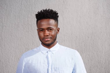 Sakal ayakta seyir ile ciddi adam