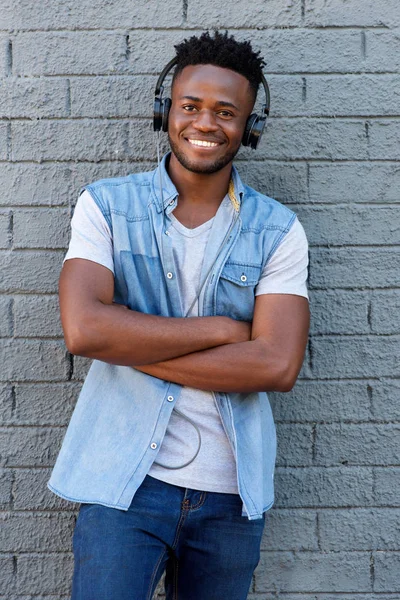 Man standing with arms crossed — Stock Photo, Image