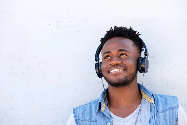 Hombre escuchando música con auriculares — Foto de Stock