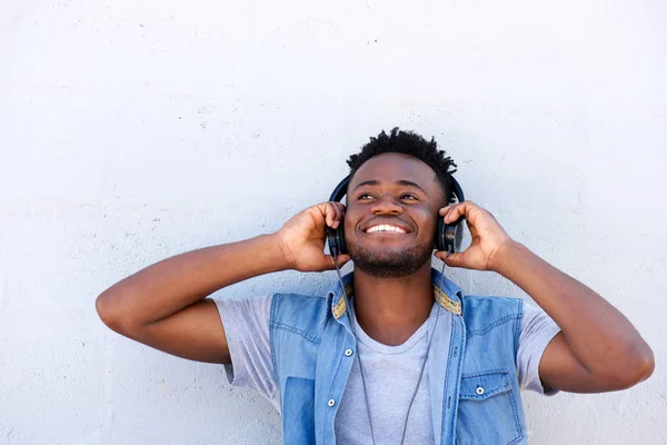 Hombre escuchando música con las manos en los auriculares — Foto de Stock