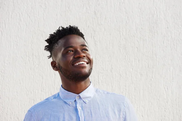 Man lachen en permanent door muur — Stockfoto