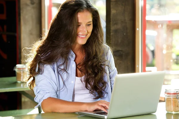 Vrouw die op laptop in café werkt — Stockfoto