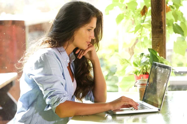 Femme utilisant un ordinateur portable — Photo