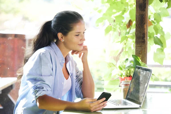 Femme avec smartphone — Photo