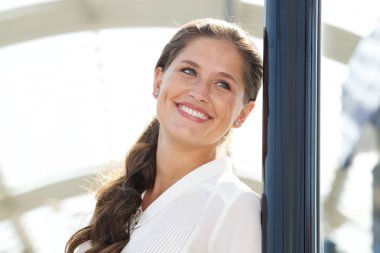 uzakta arayan kadın