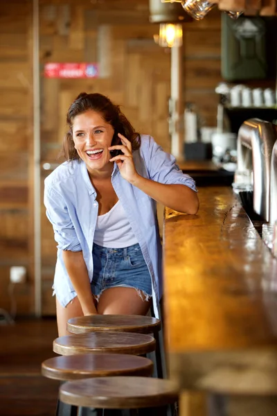 Mujer en el bar hablando y riendo —  Fotos de Stock