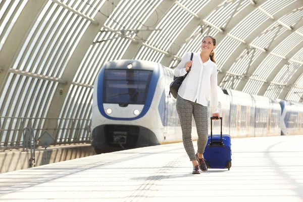 Femme marche avec valise — Photo