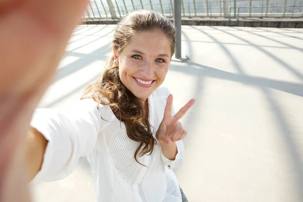 Жінка беручи selfie — стокове фото