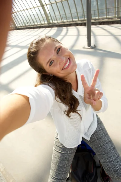 Vrouw die selfie neemt — Stockfoto