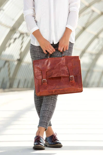 Kvinna med läderväska och mobiltelefon — Stockfoto