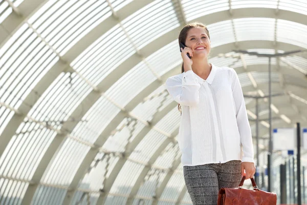 Mujer hablando por celular —  Fotos de Stock