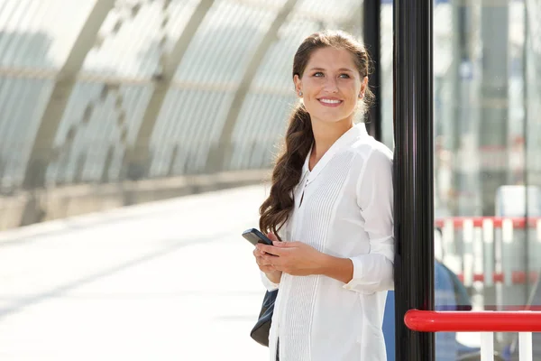 Mujer sosteniendo teléfono móvil — Foto de Stock