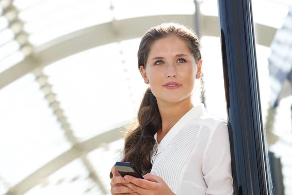 Vrouw met mobiele telefoon — Stockfoto