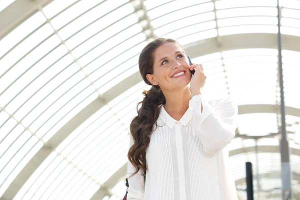 Vrouw praten over slimme telefoon — Stockfoto