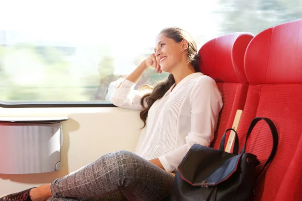 Mulher viajando de trem — Fotografia de Stock