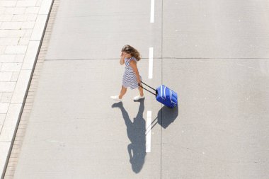 cep telefonu ve bavul kadın ile 