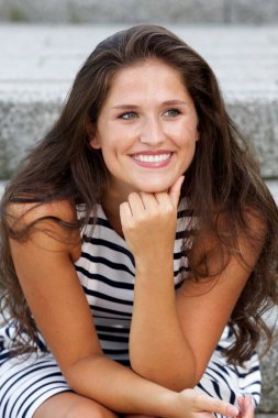 Merdivenlerde oturan kadın.