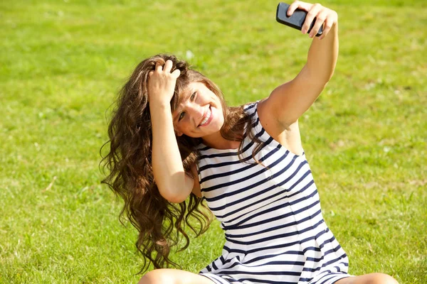 Femme prenant selfie à l'extérieur — Photo