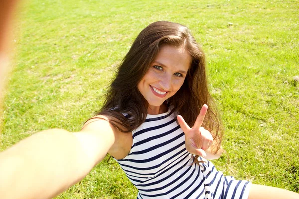 Femme sur l'herbe prendre selfie — Photo