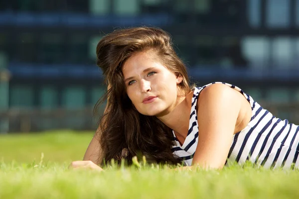 Piękna kobieta, leżąc na trawie — Zdjęcie stockowe