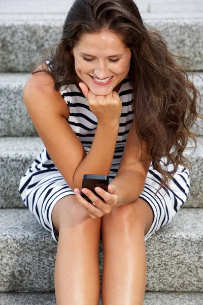 Kvinna som håller mobiltelefon — Stockfoto