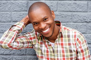 Genç Afrika adam gülüyor