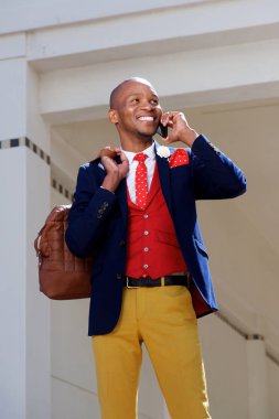 Cep telefonuyla konuşan adam. 