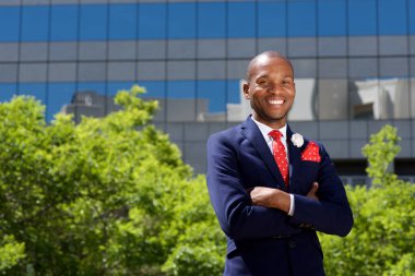 Takım elbiseli genç adam. 