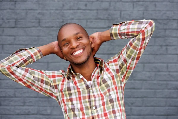 Jonge Afrikaanse kerel lachen — Stockfoto